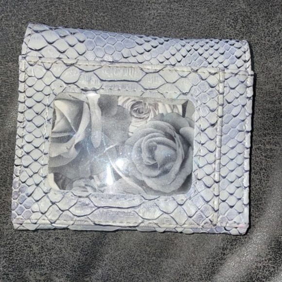 NWOT Adrienne Vittadini Small Gray Snakeskin Print Wallet - Picture 2 of 4